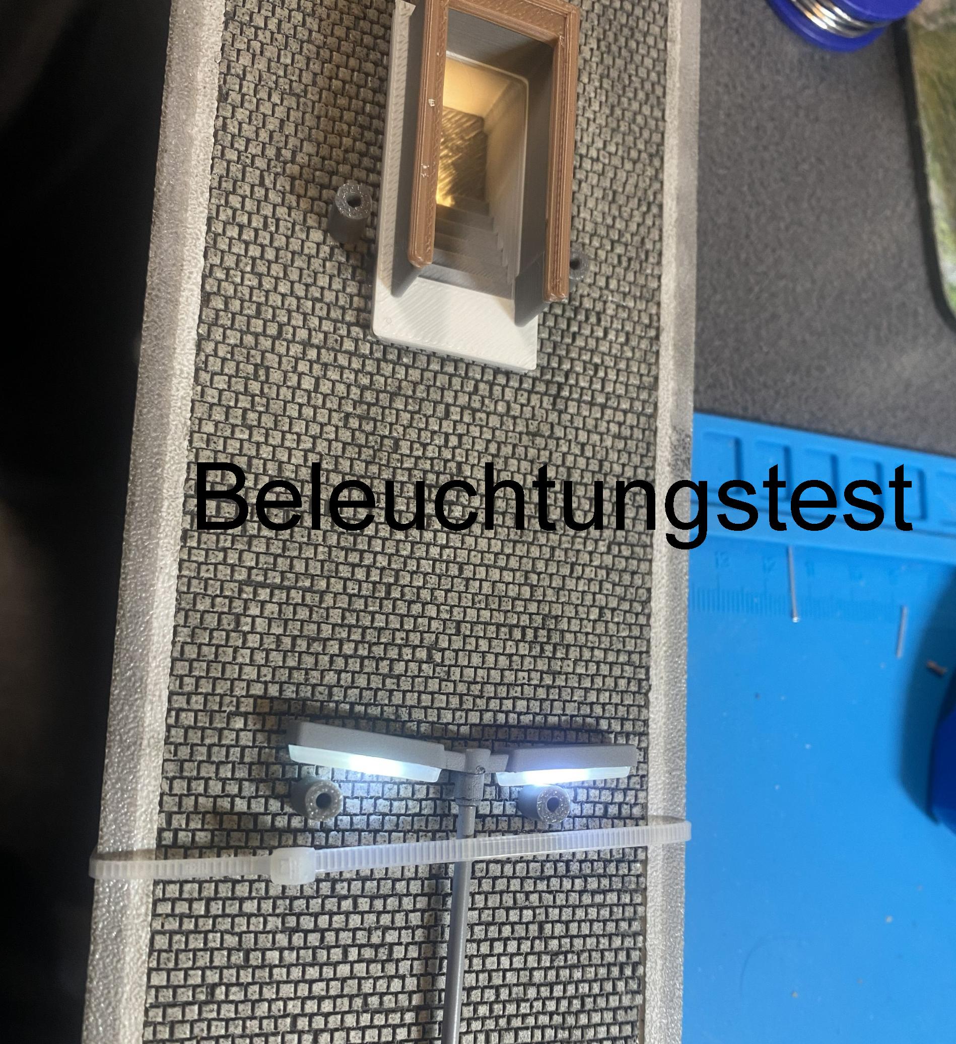 Bahnsteig beleuchtet